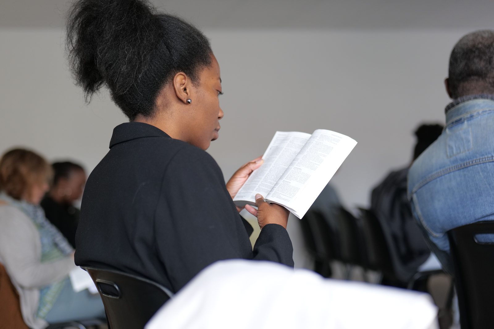 Lecture de la Bible pendant une rencontre