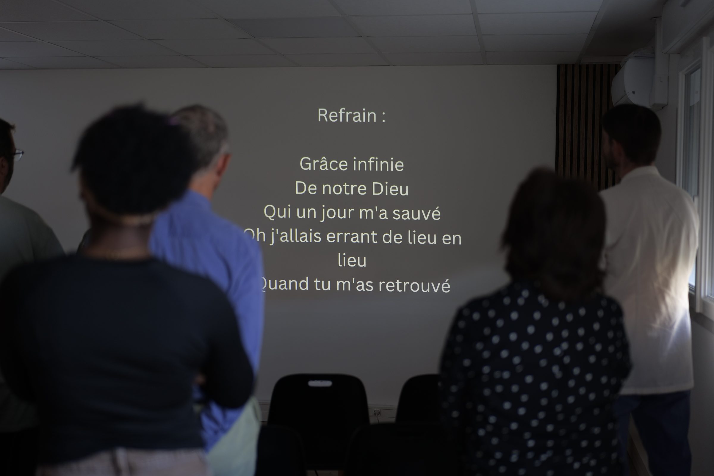 Temps de louange pendant la célébration à l'Église Harmonie